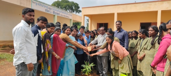 ಕೋಲಾರ ತಾಲ್ಲೂಕಿನ ನಾಯಕರಹಳ್ಳಿ ಸರ್ಕಾರಿ ಪ್ರೌಢಶಾಲೆಯಲ್ಲಿ ಜಿಲ್ಲಾ ಕಾನೂನು ಸೇವೆಗಳ ಪ್ರಾಧಿಕಾರದಿಂದ ಆಯೋಜಿಸಿದ್ದ ನಶಮುಕ್ತ ಭಾರತ ಹಾಗೂ ಹಿರಿಯ ನಾಗರೀಕರ ಸಂರಕ್ಷಣೆ ಕಾನೂನು,ಮಕ್ಕಳ ಕಾನೂನುಗಳ ಕುರಿತು ಅರಿವು ನೀಡುವ ಕಾರ್ಯಕ್ರಮಕ್ಕೆ ಗಿಡ ನೆಟ್ಟು ಹಿರಿಯ ಸಿವಿಲ್ ನ್ಯಾಯಾಧೀಶರಾದ ಸುನಿಲ್ ಎಸ್.ಹೊಸಮನಿ ಚಾಲನೆ ನೀಡಿದರು.