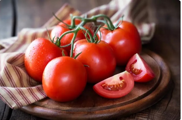 Health Benefits and Considerations of Eating Raw Tomatoes