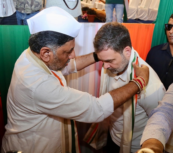 Congress leaders were invited in shawls