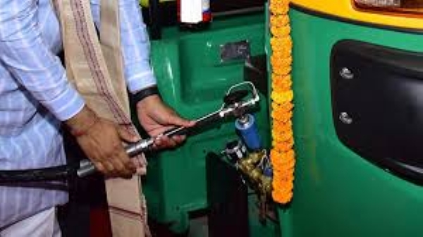 Shortage of CNG fuel: In front of bunks