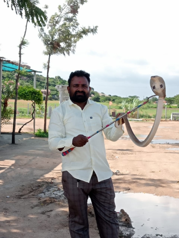 ಉರಗಪ್ರೇಮಿ ವಸಂತ್ ಗೆ ವಿವೇಕಶ್ರೀ ಪ್ರಶಸ್ತಿ