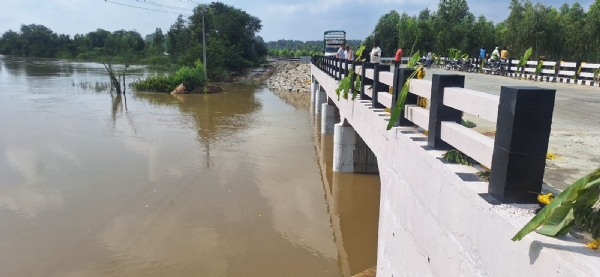 ಚಿತ್ರ. ಕೋಲಾರ ಜಿಲ್ಲೆಯ ಕೆ.ಜಿ.ಎಫ್ ತಾಲ್ಲೂಕಿನ ಬೇತಮಂಗಲ ಸಮೀಪದ ನಲ್ಲೂರು ಬಳಿ ಪಾಲಾರ್ ನದಿ ತುಂಬಿಹರಿಯುತ್ತಿದೆ.