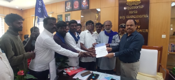 ಚಿತ್ರ ; ಕರ್ನಾಟಕ ದಲಿತ ಸಂಘರ್ಷ ಸಮಿತಿ ನೇತೃತ್ವದಲ್ಲಿ ಶುಕ್ರವಾರ ಕೋಲಾರ ಜಿಲ್ಲಾಧಿಕಾರಿ ಕಛೇರಿ ಮುಂದೆ ಪ್ರತಿಭಟನೆ ನಡೆಸಿ, ನ್ಯಾಯಮೂರ್ತಿ ಬಿ.ಆರ್ ಗವಾಯಿ ಶೂ ಎಸೆದವರ ವಿರುದ್ದ ಕ್ರಮಕ್ಕೆ ಒತ್ತಾಯಿಸಲಾಯಿತು.