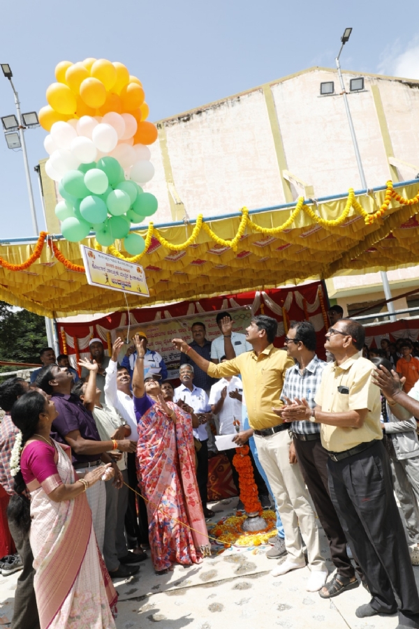 ಚಿತ್ರ ; ಕೋಲಾರ ತಾಲ್ಲೂಕು ನಗರದ ಮಿನಿ ಕ್ರೀಡಾಂಗಣದಲ್ಲಿ ಶುಕ್ರವಾರ ೧೪ ಮತ್ತು೧೭ ವರ್ಷ ವಯೋಮಿತಿಯೊಳಗಿನ ಪ್ರಾಥಮಿಕ ಮತ್ತು ಫ್ರೌಢಶಾಲಾ ವಿಧ್ಯಾರ್ಥಿಗಳ ತಾಲೂಕು ಮಟ್ಟದ ಕ್ರೀಡಾಕೂಟಕ್ಕೆ ಕ್ಷೇತ್ರ ಶಿಕ್ಷಾಧಿಕಾರಿ ಮಧುಮಾಲತಿ ಚಾಲನೆ ನೀಡಿದರು. ಚಿತ್ರ ; ಕೋಲಾರ ತಾಲ್ಲೂಕು ನಗರದ ಮಿನಿ ಕ್ರೀಡಾಂಗಣದಲ್ಲಿ ಶುಕ್ರವಾರ ೧೪ ಮತ್ತು೧೭ ವರ್ಷ ವಯೋಮಿತಿಯೊಳಗಿನ ಪ್ರಾಥಮಿಕ ಮತ್ತು ಫ್ರೌಢಶಾಲಾ ವಿಧ್ಯಾರ್ಥಿಗಳ ತಾಲೂಕು ಮಟ್ಟದ ಕ್ರೀಡಾಕೂಟಕ್ಕೆ ಕ್ಷೇತ್ರ ಶಿಕ್ಷಾಧಿಕಾರಿ ಮಧುಮಾಲತಿ ಚಾಲನೆ ನೀಡಿದರು.