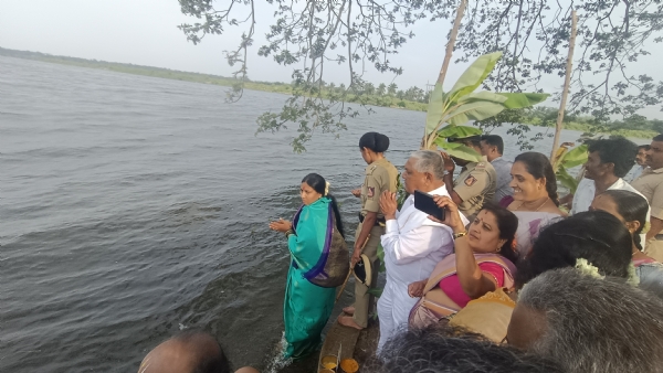 ಚಿತ್ರ : ಬೇತಮಂಗಲ ಪಾಲಾರ್ ನದಿಯು ತುಂಬಿ ಕೋಡಿ ಹರಿಯುತ್ತಿರುವ ಹಿನ್ನೆಲೆಯಲ್ಲಿ ಕೆಜಿಎಫ್ ಶಾಸಕಿ ರೂಪಕಲಾ ಶಶಿಧರ್ ಬಾಗಿನ ಅರ್ಪಿಸಿದರು.