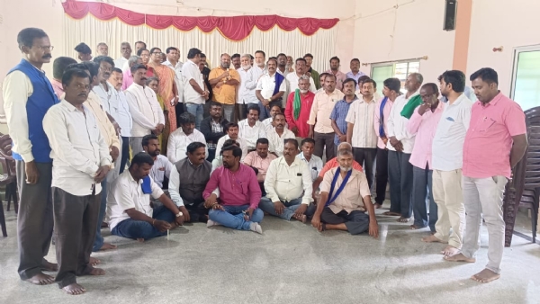 ಚಿತ್ರ ; ಕೋಲಾರ ನಗರದ ನಚಿಕೇತ ನಿಲಯದ ಆವರಣದಲ್ಲಿನ ಬುದ್ಧ ವಿಹಾರದಲ್ಲಿ ಜಿಲ್ಲೆಯ ದಲಿತ, ರೈತ, ಪ್ರಗತಿಪರ ಸಂಘಟನೆಗಳು ಸಭೆ ಸೇರಿ ಶೂ ಎಸೆತ ಪ್ರಕರಣ ವಿರೋಧಿಸಿ ಕೋಲಾರ ಬಂದ್ ಆಚರಿಸಲು ನಿರ್ಧರಿಸಿದರು.