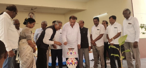 ಚಿತ್ರ : ಕೋಲಾರದ ಜ್ಯೋತಿ ಎಜುಕೇಷನಲ್ ಟ್ರಸ್ಟ್ನ ಕ್ಯಾಂಪಸ್ನಲ್ಲಿ ಜ್ಞಾನಜ್ಯೋತಿ ಯೋಗ ಅಧ್ಯಯನ ಕೇಂದ್ರದ ಶಾಖೆ ಹಾಗೂ ಎಸ್ಜಿಇಸಿಟಿ ಕೌಶಲ್ಯಾಭಿವೃದ್ದಿ ಕೇಂದ್ರಕ್ಕೆ ಮಾಜಿ ಸಭಾಪತಿ ವಿ.ಆರ್.ಸುದರ್ಶನ್,ರಾಜ್ಯ ಗಾಣಿಗ ಅಭಿವೃದ್ದಿ ನಿಗಮದ ಅಧ್ಯಕ್ಷ ವಿಶ್ವಾಸ್ಕುಮಾರ್ ದಾಸ್ ಚಾಲನೆ ನೀಡಿ ಮಾತನಾಡಿದರು