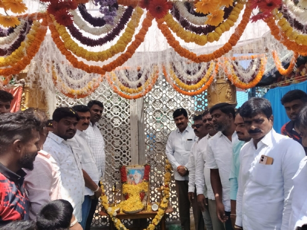ಕೋಲಾರ ತಾಲ್ಲೂಕಿನ ಅರಾಭಿಕೊತ್ತನೂರು ಗ್ರಾಮ ಪಂಚಾಯಿತಿಯ ಚಿಕ್ಕ ಅಯ್ಯೂರು ಗ್ರಾಮದಲ್ಲಿ ನಡೆದ ವಾಲ್ಮೀಕಿ ಜಯಂತಿಯನ್ನು ವಿಧಾನ ಪರಿಷತ್ ಸದಸ್ಯ ಅನಿಲ್ ಕುಮಾರ್ ಉದ್ಘಾಟಿಸಿದರು.