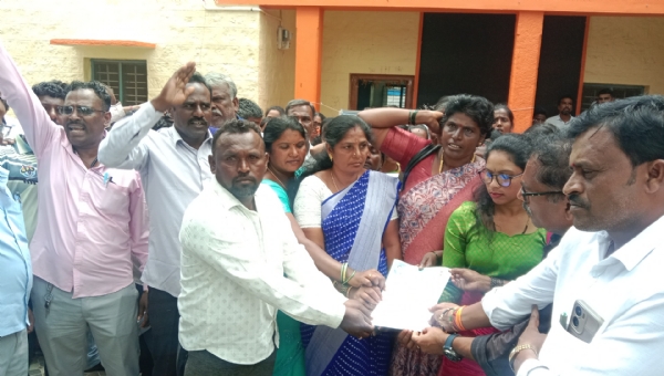 ಚಿತ್ರ ; ಬೇತಮಂಗಲ ಪಟ್ಟಣದ ಹೋಬಳಿಯ ಟಿ.ಗೊಲ್ಲಹಳ್ಳಿ ಗ್ರಾಮ ಪಂಚಾಯ್ತಿ ವ್ಯಾಪ್ತಿಯ ನಿವೇಶನ ರಹಿತ ಕಡು ಬಡವರ ಫನಾನುಭವಿಗಳನ್ನು ಗುರುತಿಸಿ ನಿವೇಶನಗಳನ್ನು ಮಂಜೂರು ಮಾಡುವಂತೆ ದಲಿತ ಸಂಘರ್ಷ ಸಮಿತಿ ಮುಖಂಡರು ಪ್ರತಿಭಟನೆ ನಡೆಸಿದರು.