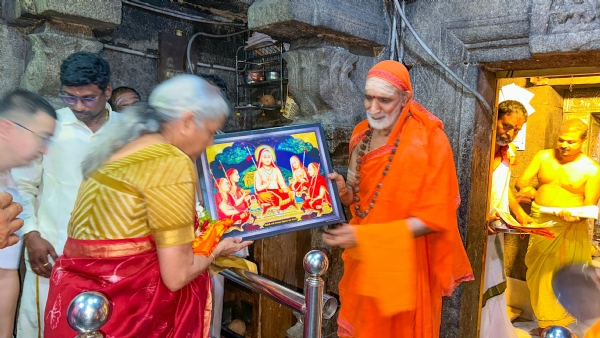 ಶ್ರೀ ವಿರೂಪಾಕ್ಷೇಶ್ವರ ಪಂಪಾಂಬಿಕೆಯ ದರ್ಶನ ಪಡೆದ ಸಚಿವೆ ಶ್ರೀಮತಿ ನಿರ್ಮಲಾ ಸೀತಾರಾಮನ್