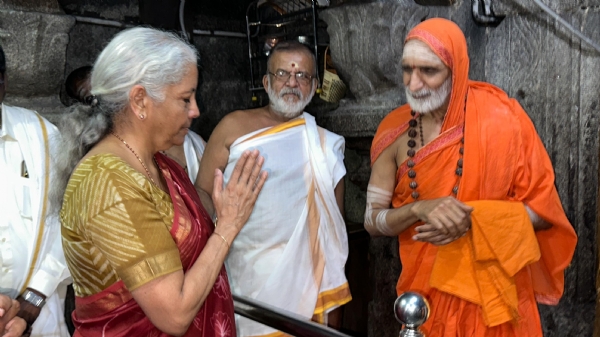 ಶ್ರೀ ವಿರೂಪಾಕ್ಷೇಶ್ವರ ಪಂಪಾಂಬಿಕೆಯ ದರ್ಶನ ಪಡೆದ ಸಚಿವೆ ಶ್ರೀಮತಿ ನಿರ್ಮಲಾ ಸೀತಾರಾಮನ್