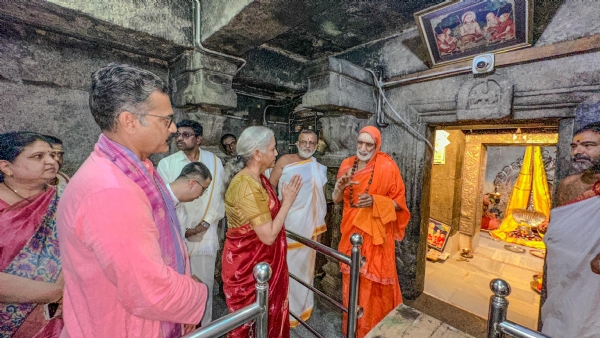 ಶ್ರೀ ವಿರೂಪಾಕ್ಷೇಶ್ವರ ಪಂಪಾಂಬಿಕೆಯ ದರ್ಶನ ಪಡೆದ ಸಚಿವೆ ಶ್ರೀಮತಿ ನಿರ್ಮಲಾ ಸೀತಾರಾಮನ್
