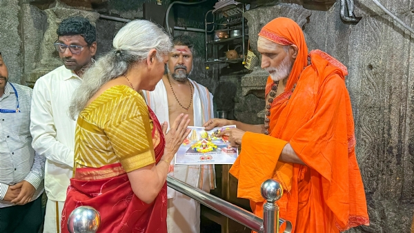 ಶ್ರೀ ವಿರೂಪಾಕ್ಷೇಶ್ವರ ಪಂಪಾಂಬಿಕೆಯ ದರ್ಶನ ಪಡೆದ ಸಚಿವೆ ಶ್ರೀಮತಿ ನಿರ್ಮಲಾ ಸೀತಾರಾಮನ್