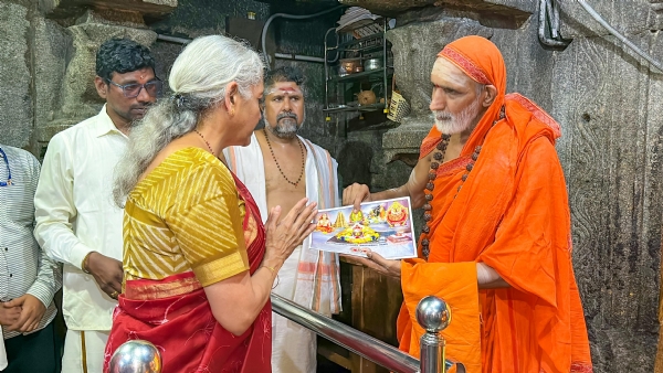 ಶ್ರೀ ವಿರೂಪಾಕ್ಷೇಶ್ವರ ಪಂಪಾಂಬಿಕೆಯ ದರ್ಶನ ಪಡೆದ ಸಚಿವೆ ಶ್ರೀಮತಿ ನಿರ್ಮಲಾ ಸೀತಾರಾಮನ್
