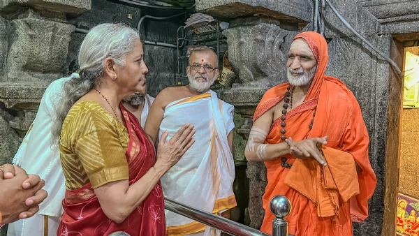 ಶ್ರೀ ವಿರೂಪಾಕ್ಷೇಶ್ವರ ಪಂಪಾಂಬಿಕೆಯ ದರ್ಶನ ಪಡೆದ ಸಚಿವೆ ಶ್ರೀಮತಿ ನಿರ್ಮಲಾ ಸೀತಾರಾಮನ್