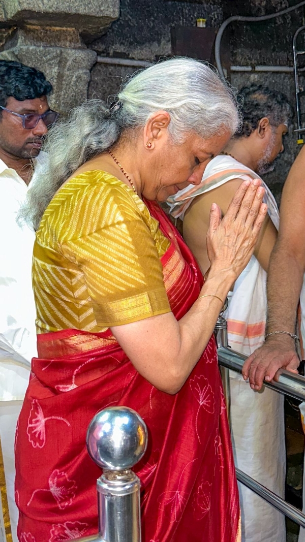 ಶ್ರೀ ವಿರೂಪಾಕ್ಷೇಶ್ವರ ಪಂಪಾಂಬಿಕೆಯ ದರ್ಶನ ಪಡೆದ ಸಚಿವೆ ಶ್ರೀಮತಿ ನಿರ್ಮಲಾ ಸೀತಾರಾಮನ್