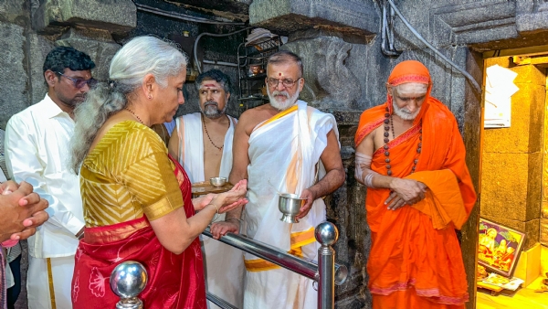 ಶ್ರೀ ವಿರೂಪಾಕ್ಷೇಶ್ವರ ಪಂಪಾಂಬಿಕೆಯ ದರ್ಶನ ಪಡೆದ ಸಚಿವೆ ಶ್ರೀಮತಿ ನಿರ್ಮಲಾ ಸೀತಾರಾಮನ್