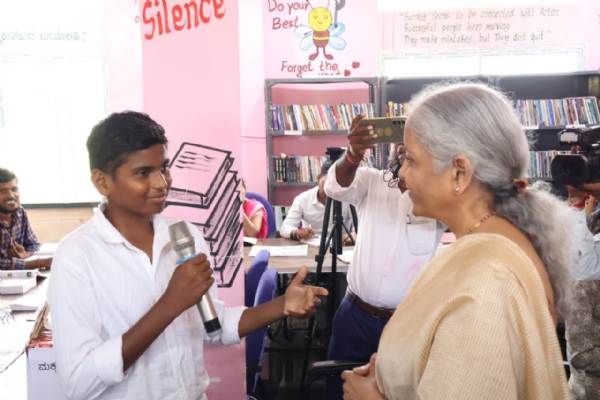 ಬಾಗೇವಾಡಿ: ಡಿಜಿಟಲ್ ಸಾರ್ವಜನಿಕ ಗ್ರಂಥಾಲಯಕ್ಕೆ ಕೇಂದ್ರ ಸಚಿವೆ ನಿರ್ಮಲಾ ಸೀತಾರಾಮನ್ ಭೇಟಿ-ಸಂವಾದ
