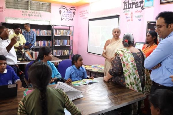 ಬಾಗೇವಾಡಿ: ಡಿಜಿಟಲ್ ಸಾರ್ವಜನಿಕ ಗ್ರಂಥಾಲಯಕ್ಕೆ ಕೇಂದ್ರ ಸಚಿವೆ ನಿರ್ಮಲಾ ಸೀತಾರಾಮನ್ ಭೇಟಿ-ಸಂವಾದ