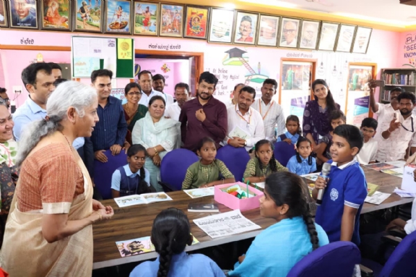 ಬಾಗೇವಾಡಿ: ಡಿಜಿಟಲ್ ಸಾರ್ವಜನಿಕ ಗ್ರಂಥಾಲಯಕ್ಕೆ ಕೇಂದ್ರ ಸಚಿವೆ ನಿರ್ಮಲಾ ಸೀತಾರಾಮನ್ ಭೇಟಿ-ಸಂವಾದ