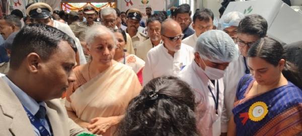 ಕೇಂದ್ರ ಸಚಿವರಾದ ನಿರ್ಮಲಾ ಸೀತಾರಾಮನ್ ಜವಳಗೇರಾ ಗ್ರಾಮಕ್ಕೆ ಭೇಟಿ