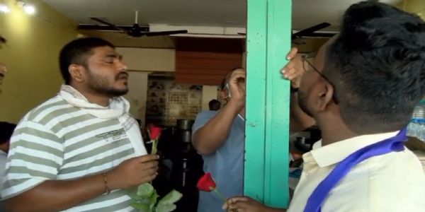 ವಿಜಯಪುರ ನಗರ ಸಂಪೂರ್ಣ ಸ್ಥಬ್ಧ ; ಗುಲಾಬಿ ಹೂವು ನೀಡಿ ಮನವಿ