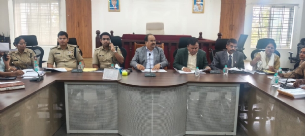 ಚಿತ್ರ : ಕೋಲಾರ ಜಿಲ್ಲಾಧಿಕಾರಿಗಳ ಸಭಾಂಗಣದಲ್ಲಿ ಸಮಾಜ ಕಲ್ಯಾಣ ಇಲಾಖೆಯ ಸಹಯೋಗದಲ್ಲಿ ಹಮ್ಮಿಕೊಳ್ಳಲಾದ ಪರಿಶಿಷ್ಟ ಜಾತಿ ಮತ್ತು ಪಂಗಡಗಳ (ದೌರ್ಜನ್ಯ ನಿಯಂತ್ರಣ) ಜಿಲ್ಲಾ ಮಟ್ಟದ ಜಾಗೃತಿ ಮತ್ತು ಉಸ್ತುವಾರಿ ಸಮಿತಿ ಸಭೆಯನ್ನು ಉದ್ದೇಶಿಸಿ ಮಾತನಾಡಿದರು.