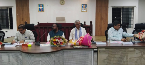 ಚಿತ್ರ ; ಕೋಲಾರ ಜಿಲ್ಲಾಧಿಕಾರಿ ಕಚೇರಿಯಲ್ಲಿ ಕರ್ನಾಟಕ ವಿಧಾನ ಪರಿಷತ್ತಿನ ಸರ್ಕಾರಿ ಭರವಸೆಗಳ ಸಮಿತಿಯ ಸಭೆ ನಡೆಯಿತು.