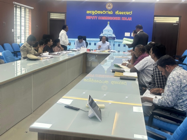 ಚಿತ್ರ ; ಕೋಲಾರ ಜಿಲ್ಲಾಧಿಕಾರಿಗಳ ಅಧ್ಯಕ್ಷತೆಯಲ್ಲಿ ವಿವಿಧ ಸಭೆಗಳಲ್ಲಿ ಜಾತಿ ಪ್ರಮಾಣ ಪತ್ರಗಳ ಸಿಂಧುತ್ವದ ಕುರಿತು ವಿಚಾರಣೆ ನಡೆಸಲಾಯಿತು. ಆಗ್ನೇಯ ಪದವೀಧರರ ಕ್ಷೇತ್ರದ ಮತದಾರರ ನೋಂದಣಿ