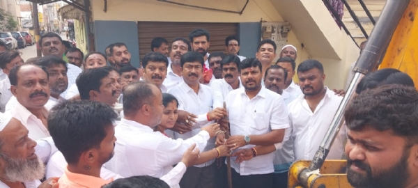 ಕೋಲಾರ ನಗರದ ಕಠಾರಿಪಾಳ್ಯದಲ್ಲಿ ರಸ್ತೆ ಕಾಮಗಾರಿಗೆ ಶಾಸಕ ಕೊತ್ತೂರು ಮಂಜುನಾಥ್ ಭಾನುವಾರ ಗುದ್ದಲಿ ಪೂಜೆ