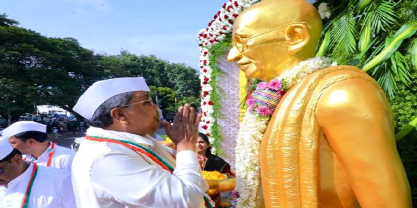ಗಾಂಧಿ ಪ್ರತಿಮೆಗೆ ಮುಖ್ಯಮಂತ್ರಿ ಮಾಲಾರ್ಪಣೆ
