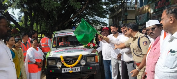 ಚಿತ್ರ ; ಕೋಲಾರ ನಗರದ ಗಾಂಧೀ ವೃತ್ತದಲ್ಲಿ ಕೋಲಾರಮ್ಮ ಸ್ವಚ್ಛತಾ ಕಾರ್ಯಪಡೆ ಟಾಸ್ಕ್ ಪೋರ್ಸ್ ವಾಹನಕ್ಕೆ ಜಿಲ್ಲಾಧಿಕಾರಿ ಎಂ.ಆರ್.ರವಿ ಚಾಲನೆ ನೀಡಿದರು.