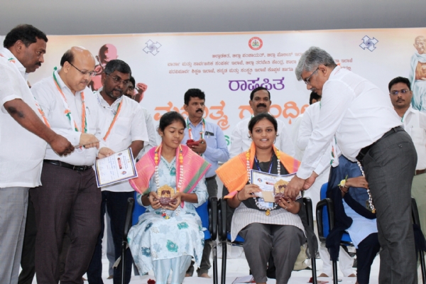 ಮಹಾತ್ಮ ಗಾಂಧೀಜಿಯವರು ಸ್ವಚ್ಛತೆ, ಸರಳತೆಗೆ ಮಹತ್ವ ನೀಡಿದ್ದರು- ಜಿಲ್ಲಾಧಿಕಾರಿ ಸುರೇಶ ಬಿ. ಇಟ್ನಾಳ