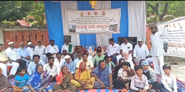 ಧರಣಿ ಸ್ಥಳದಲ್ಲಿಯೇ ಕರಾಳ ದೀಪಾವಳಿ