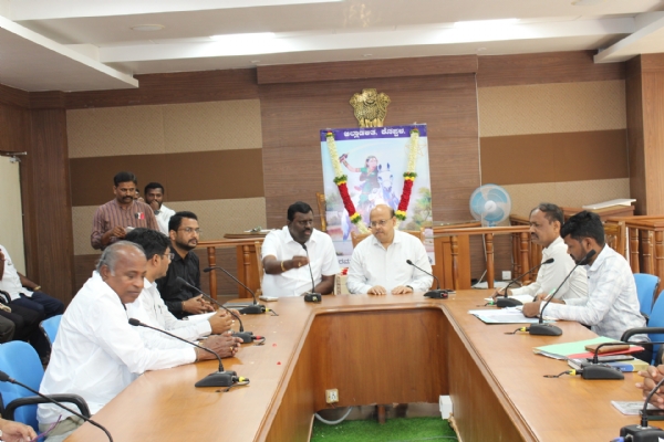 ಕನಕದಾಸರ ಜಯಂತಿಕ್ಕೆ ಜನರನ್ನು ಸೇರಿಸಬೇಕು: ಶಾಸಕ ಕೆ. ರಾಘವೇಂದ್ರ ಹಿಟ್ನಾಳ ಕನಕದಾಸರ ಜಯಂತಿಕ್ಕೆ ಜನರನ್ನು ಸೇರಿಸಬೇಕು: ಶಾಸಕ ಕೆ. ರಾಘವೇಂದ್ರ ಹಿಟ್ನಾಳ