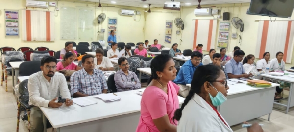 ವೈದ್ಯಾಧಿಕಾರಿಗಳು ಸಕಾಲದಲ್ಲಿ ಸೇವೆ ಒದಗಿಸಿ ತಾಯಿ ಮರಣ ತಡೆಗಟ್ಟಿ: ಡಿಹೆಚ್ಓ ಡಾ.ಯಲ್ಲಾ ರಮೇಶ್ ಬಾಬು ವೈದ್ಯಾಧಿಕಾರಿಗಳು ಸಕಾಲದಲ್ಲಿ ಸೇವೆ ಒದಗಿಸಿ ತಾಯಿ ಮರಣ ತಡೆಗಟ್ಟಿ: ಡಿಹೆಚ್ಓ ಡಾ.ಯಲ್ಲಾ ರಮೇಶ್ ಬಾಬು