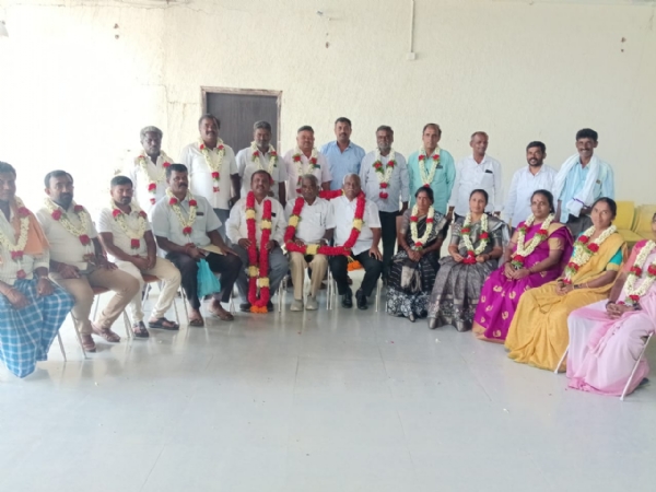 ಚಿತ್ರ : ಕೋಲಾರ ತಾಲ್ಲೂಕಿನ ವಡಗೂರು ಗ್ರಾಮ ಪಂಚಾಯಿತಿ ಅಧ್ಯಕ್ಷರಾಗಿ ಕಾಂಗ್ರೆಸ್ ಬೆಂಬಲಿತ ವಡಗೂರು ಗ್ರಾಮದ ಲಕ್ಷ್ಮಮ್ಮ ನಾಗರಾಜ್ ಅವರು ಅವಿರೋಧವಾಗಿ ಆಯ್ಕೆಯಾಗಿದ್ದಾರೆ. ಚಿತ್ರ : ಕೋಲಾರ ತಾಲ್ಲೂಕಿನ ವಡಗೂರು ಗ್ರಾಮ ಪಂಚಾಯಿತಿ ಅಧ್ಯಕ್ಷರಾಗಿ ಕಾಂಗ್ರೆಸ್ ಬೆಂಬಲಿತ ವಡಗೂರು ಗ್ರಾಮದ ಲಕ್ಷ್ಮಮ್ಮ ನಾಗರಾಜ್ ಅವರು ಅವಿರೋಧವಾಗಿ ಆಯ್ಕೆಯಾಗಿದ್ದಾರೆ.