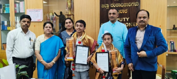 ಚಿತ್ರ : ಗಣಿತದಲ್ಲಿನ ಅಸಾಮಾನ್ಯ ಮತ್ತು ವಿಶ್ವ ದಾಖಲೆಯ ಸಾಧನೆಗಾಗಿ ಮಲೂರು ಮೂಲದ ಯುವ ಪ್ರತಿಭೆಗಳಾದ ಮಾಸ್ಟರ್ ವಿಭವಿ ಸಿ. ಗೌಡ ಮತ್ತು ಮಾಸ್ಟರ್ ಪ್ರಣವ್ ಸಿ. ಗೌಡರವರನ್ನು ಜಿಲ್ಲಾಧಿಕಾರಿಗಳಾದ ಡಾ.ಎಂ.ಆರ್.ರವಿ ಸಾಧನೆ ಮಾಡಿದ ವಿದ್ಯಾರ್ಥಿಗಳಿಗೆ ಪ್ರಶಂಸಾ ಪತ್ರ ನೀಡಿ ಗೌರವಿಸಿದರು. ಚಿತ್ರ : ಗಣಿತದಲ್ಲಿನ ಅಸಾಮಾನ್ಯ ಮತ್ತು ವಿಶ್ವ ದಾಖಲೆಯ ಸಾಧನೆಗಾಗಿ ಮಲೂರು ಮೂಲದ ಯುವ ಪ್ರತಿಭೆಗಳಾದ ಮಾಸ್ಟರ್ ವಿಭವಿ ಸಿ. ಗೌಡ ಮತ್ತು ಮಾಸ್ಟರ್ ಪ್ರಣವ್ ಸಿ. ಗೌಡರವರನ್ನು ಜಿಲ್ಲಾಧಿಕಾರಿಗಳಾದ ಡಾ.ಎಂ.ಆರ್.ರವಿ ಸಾಧನೆ ಮಾಡಿದ ವಿದ್ಯಾರ್ಥಿಗಳಿಗೆ ಪ್ರಶಂಸಾ ಪತ್ರ ನೀಡಿ ಗೌರವಿಸಿದರು.