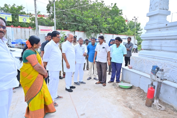 ಡಿ ದೇವರಾಜ್ ಅರಸು ಅವರ ಪುತ್ತಳಿ ನಿರ್ಮಾಣ ಸ್ಥಳಕ್ಕೆ  ಸಚಿವರಾದ ಎನ್ ಎಸ್ ಬೋಸರಾಜು ಭೇಟಿ ಡಿ ದೇವರಾಜ್ ಅರಸು ಅವರ ಪುತ್ತಳಿ ನಿರ್ಮಾಣ ಸ್ಥಳಕ್ಕೆ  ಸಚಿವರಾದ ಎನ್ ಎಸ್ ಬೋಸರಾಜು ಭೇಟಿ