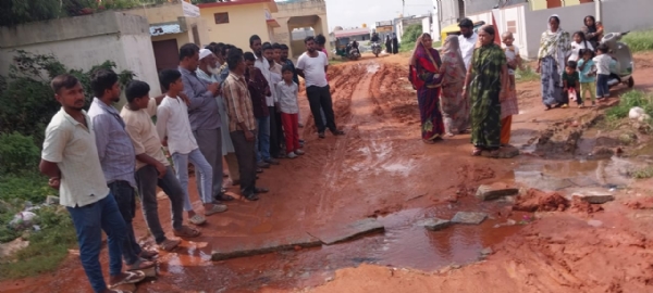 ಕೋಲಾರ ನಗರದ ಸುಲ್ತಾನ್ ತಿಪ್ಪಸಂದ್ರದಲ್ಲಿ ಮೂಲಭೂತ ಸೌಲಭ್ಯಗಳನ್ನು ಕಲ್ಪಿಸಲು ಒತ್ತಾಯಿಸಿ ನಾಗರೀಕರು ಪ್ರತಿಭಟನೆ ನಡೆಸಿದರು. ಕೋಲಾರ ನಗರದ ಸುಲ್ತಾನ್ ತಿಪ್ಪಸಂದ್ರದಲ್ಲಿ ಮೂಲಭೂತ ಸೌಲಭ್ಯಗಳನ್ನು ಕಲ್ಪಿಸಲು ಒತ್ತಾಯಿಸಿ ನಾಗರೀಕರು ಪ್ರತಿಭಟನೆ ನಡೆಸಿದರು.
