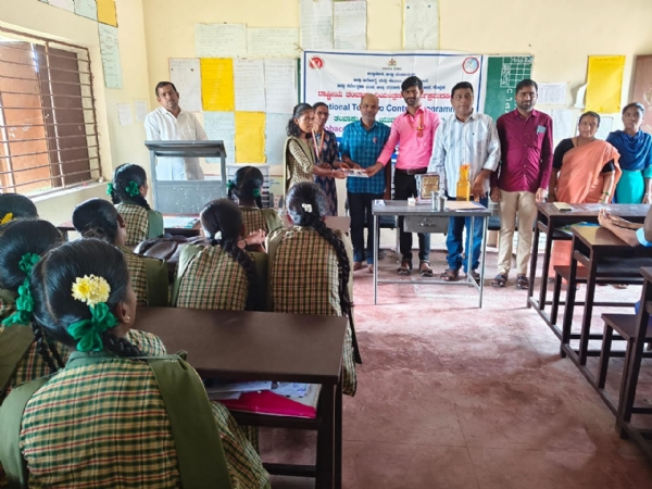 ಕೊಪ್ಪಳ - ಬರಗೂರ ಶಾಲೆಯಲ್ಲಿ ತಂಬಾಕು ಮುಕ್ತ ಯುವ ಅಭಿಯಾನ ಕೊಪ್ಪಳ - ಬರಗೂರ ಶಾಲೆಯಲ್ಲಿ ತಂಬಾಕು ಮುಕ್ತ ಯುವ ಅಭಿಯಾನ