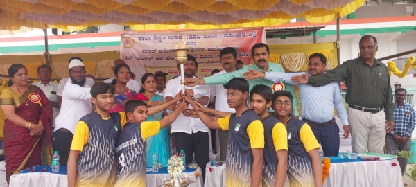 ಚಿತ್ರ : ಕೋಲಾರ ನಗರದ ಸರ್ ಎಂ ವಿಶ್ವೇಶ್ವರಯ್ಯ ಕ್ರೀಡಾಂಗಣದಲ್ಲಿ ಸೋಮವಾರ ಶಾಲಾ ಶಿಕ್ಷಣ ಇಲಾಖೆ ವತಿಯಿಂದ ಜಿಲ್ಲಾ ಮಟ್ಟದ ಪದವಿ ಪೂರ್ವ ಕಾಲೇಜುಗಳ ಕ್ರೀಡಾಕೂಟವನ್ನು ಶಾಸಕ ಕೊತ್ತೂರು ಮಂಜುನಾಥ್ ಉದ್ಘಾಟಿಸಿದರು. ಚಿತ್ರ : ಕೋಲಾರ ನಗರದ ಸರ್ ಎಂ ವಿಶ್ವೇಶ್ವರಯ್ಯ ಕ್ರೀಡಾಂಗಣದಲ್ಲಿ ಸೋಮವಾರ ಶಾಲಾ ಶಿಕ್ಷಣ ಇಲಾಖೆ ವತಿಯಿಂದ ಜಿಲ್ಲಾ ಮಟ್ಟದ ಪದವಿ ಪೂರ್ವ ಕಾಲೇಜುಗಳ ಕ್ರೀಡಾಕೂಟವನ್ನು ಶಾಸಕ ಕೊತ್ತೂರು ಮಂಜುನಾಥ್ ಉದ್ಘಾಟಿಸಿದರು.