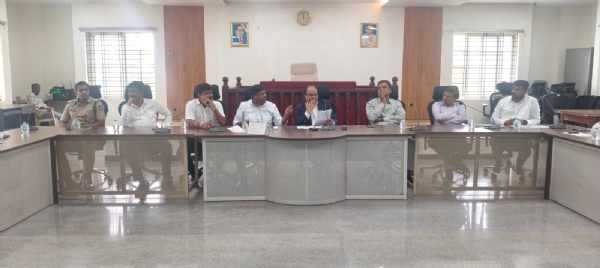 ಚಿತ್ರ ; ಕೋಲಾರ ಜಿಲ್ಲಾಧಿಕಾರಿ ಕಚೇರಿಯಲ್ಲಿ ನಡೆಸಿದ ರಾಷ್ಟ್ರೀಯ ಹೆದ್ದಾರಿ ಪ್ರಗತಿ ಪರಿಶೀಲನಾ ಸಭೆ ನಡೆಸಿ ಅಧಿಕಾರಿಗಳಿಗೆ ಸಂಸದರಾದ ಎಂ ಮಲ್ಲೇಶ್ ಬಾಬು ಅಧಿಕಾರಿಗಳಿಗೆ ಸೂಚನೆಗಳನ್ನು ನೀಡಿದರು. ಚಿತ್ರ ; ಕೋಲಾರ ಜಿಲ್ಲಾಧಿಕಾರಿ ಕಚೇರಿಯಲ್ಲಿ ನಡೆಸಿದ ರಾಷ್ಟ್ರೀಯ ಹೆದ್ದಾರಿ ಪ್ರಗತಿ ಪರಿಶೀಲನಾ ಸಭೆ ನಡೆಸಿ ಅಧಿಕಾರಿಗಳಿಗೆ ಸಂಸದರಾದ ಎಂ ಮಲ್ಲೇಶ್ ಬಾಬು ಅಧಿಕಾರಿಗಳಿಗೆ ಸೂಚನೆಗಳನ್ನು ನೀಡಿದರು.