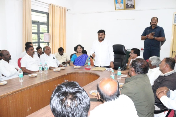 ಚಿತ್ರ : ಮುಳಬಾಗಿಲು ನಗರದ ತಾಲೂಕು ಕಚೇರಿ ಸಭಾಂಗಣದಲ್ಲಿ ರಾಷ್ಟ್ರೀಯ ಹಬ್ಬಗಳ ಆಚರಣೆ ಸಮಿತಿ ವತಿಯಿಂದ ಭಕ್ತ ಕನಕದಾಸರ ಜಯಂತಿ ಅಂಗವಾಗಿ ಹಮ್ಮಿಕೊಂಡ ಪೂರ್ವಭಾವಿ ಸಭೆಯಲ್ಲಿ ಶಾಸಕ ಸಮೃದ್ಧಿ ವಿ.ಮಂಜುನಾಥ್ ಮಾತನಾಡಿದರು.