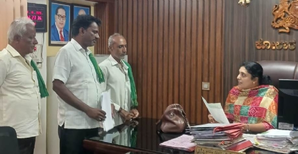 ಚಿತ್ರ : ಉಪ ವಲಯ ಅರಣ್ಯ ಅಧಿಕಾರಿ ವಿ.ಹರೀಶ್ ಮೇಲೆ ಕಾನೂನು ಕ್ರಮ ಜರುಗಿಸಲು ಒತ್ತಾಯಿಸಿ ನಮ್ಮ ಕೋಲಾರ ರೈತ ಸೇನೆ ಜಿಲ್ಲಾಧ್ಯಕ್ಷ ಕೋಟಿಗಾನಹಳ್ಳಿ ಗಣೇಶ್ಗೌಡ ಸೇರಿದಂತೆ ಇತರರು ಅರಣ್ಯ ಇಲಾಖೆ ಡಿ.ಎಫ್.ಓಗೆ ಮನವಿ ಸಲ್ಲಿಸಿದರು.