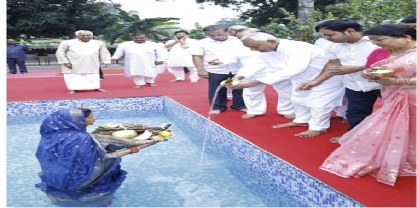 ಉದಯಿಸುತ್ತಿರುವ ಸೂರ್ಯನಿಗೆ ನಮಿಸುವ ಮೂಲಕ ಛಠ್ ಹಬ್ಬ ಮುಕ್ತಾಯ