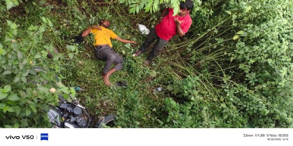 ಬೈಕ್‌ನಿಂದ ಆಳಕ್ಕೆ ಬಿದ್ದ ಬೈಕ್ ಸವಾರರು