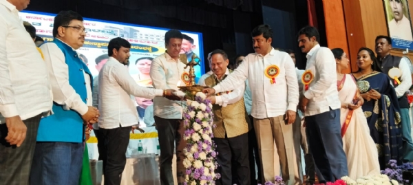 ಚಿತ್ರ : ಕೋಲಾರದ ಟಿ. ಚನ್ನಯ್ಯ ರಂಗಮಂದಿರದಲ್ಲಿ ಉನ್ನತ ಶಿಕ್ಷಣ ಇಲಾಖೆ, ಸರ್ಕಾರ ಮಹಿಳಾ ಕಾಲೇಜು ವತಿಯಿಂದ ಹಮ್ಮಿಕೊಳ್ಳಲಾದ ನೂತನ ಕಟ್ಟಡ ಶಂಕುಸ್ಥಾಪನಾ ಕಾರ್ಯಕ್ರಮದಲ್ಲಿ ಉನ್ನತ ಶಿಕ್ಷಣ ಸಚಿವರಾದ ಡಾ. ಎಂ. ಸಿ ಸುಧಾಕರ್ ಭಾಗವಹಿಸಿ ಮಾತನಾಡಿದರು. ಚಿತ್ರ : ಕೋಲಾರದ ಟಿ. ಚನ್ನಯ್ಯ ರಂಗಮಂದಿರದಲ್ಲಿ ಉನ್ನತ ಶಿಕ್ಷಣ ಇಲಾಖೆ, ಸರ್ಕಾರ ಮಹಿಳಾ ಕಾಲೇಜು ವತಿಯಿಂದ ಹಮ್ಮಿಕೊಳ್ಳಲಾದ ನೂತನ ಕಟ್ಟಡ ಶಂಕುಸ್ಥಾಪನಾ ಕಾರ್ಯಕ್ರಮದಲ್ಲಿ ಉನ್ನತ ಶಿಕ್ಷಣ ಸಚಿವರಾದ ಡಾ. ಎಂ. ಸಿ ಸುಧಾಕರ್ ಭಾಗವಹಿಸಿ ಮಾತನಾಡಿದರು.