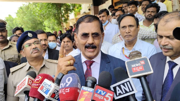 ಉಪ ಲೋಕಾಯುಕ್ತ ನ್ಯಾ. ಬಿ.ವೀರಪ್ಪ  :  ಕೊಪ್ಪಳದ ವಿವಿಧ ಕಚೇರಿಗಳಿಗೆ ಭೇಟಿ: ಪರಿಶೀಲನೆ ಉಪ ಲೋಕಾಯುಕ್ತ ನ್ಯಾ. ಬಿ.ವೀರಪ್ಪ  :  ಕೊಪ್ಪಳದ ವಿವಿಧ ಕಚೇರಿಗಳಿಗೆ ಭೇಟಿ: ಪರಿಶೀಲನೆ