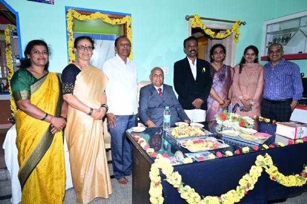 ಚಿತ್ರ; ಕೋಲಾರ ವಕೀಲರ ಸಂಘದ ಆಶ್ರಯದಲ್ಲಿ ನಿವೃತ್ತ ನ್ಯಾಯಮೂರ್ತಿ ಮುರಾರಿ ಮೌನಿಯವರನ್ನು ಅಭಿನಂದಿಸಲಾಯಿತು.